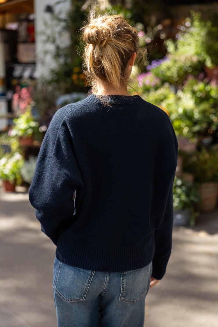 SOFT KNIT V-NECK SWEATER.