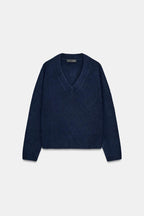 SOFT KNIT V-NECK SWEATER.