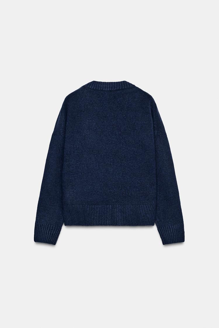 SOFT KNIT V-NECK SWEATER.