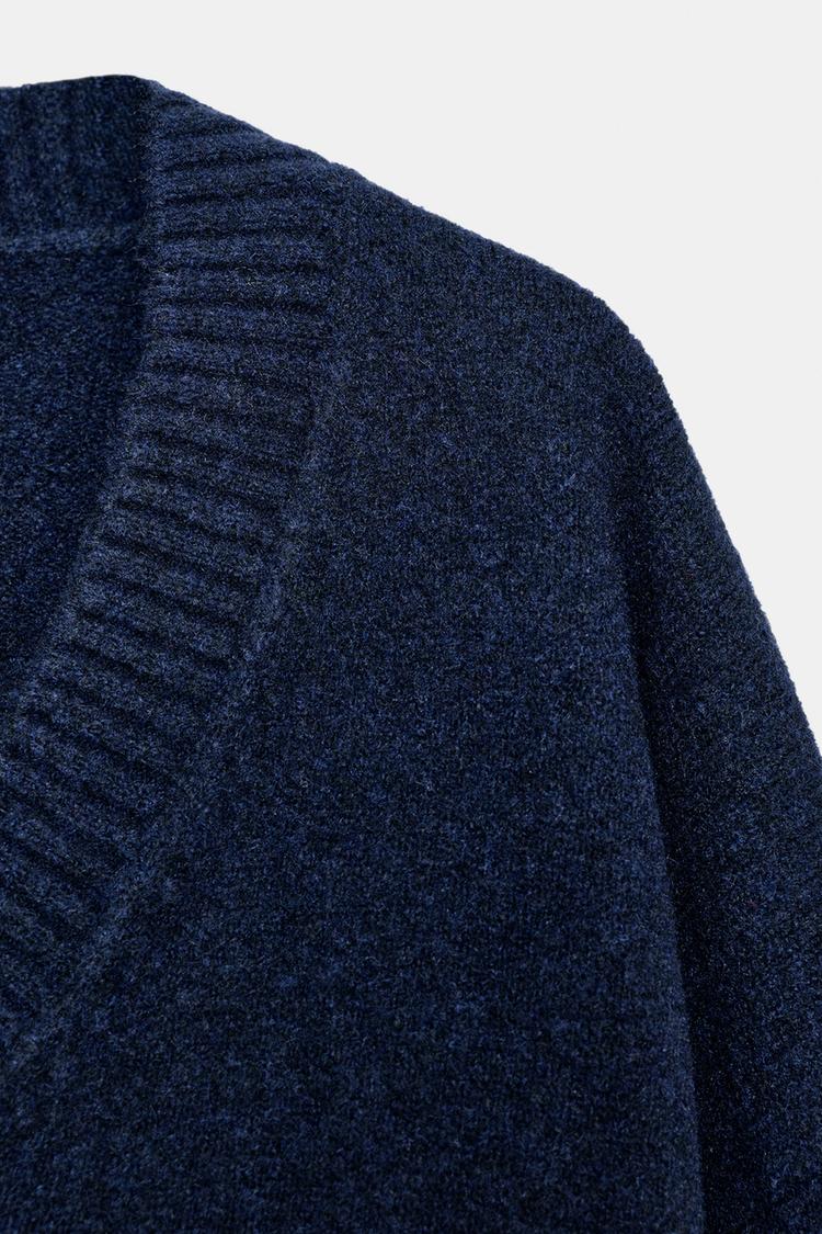 SOFT KNIT V-NECK SWEATER.