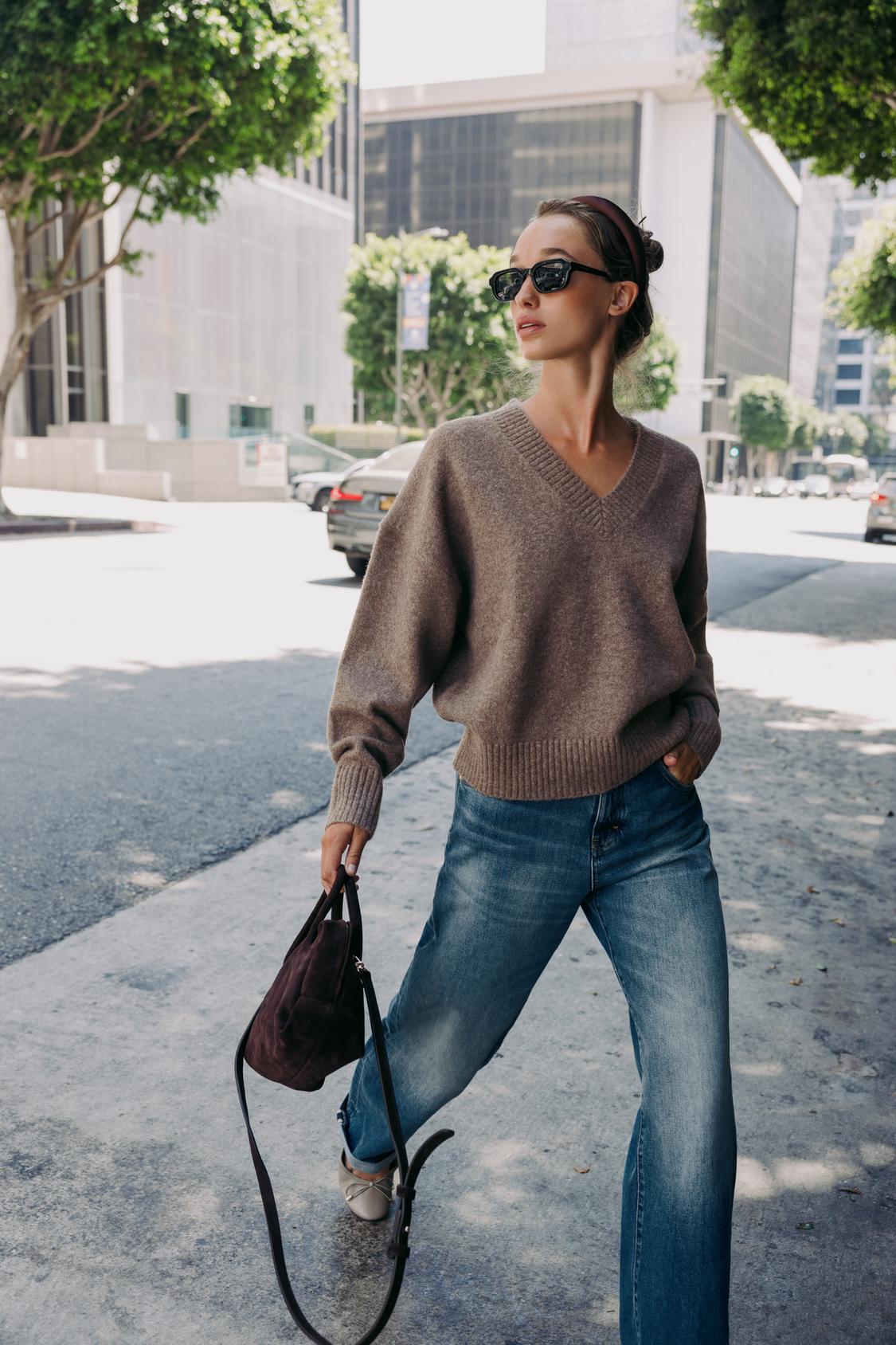 SOFT KNIT V-NECK SWEATER.