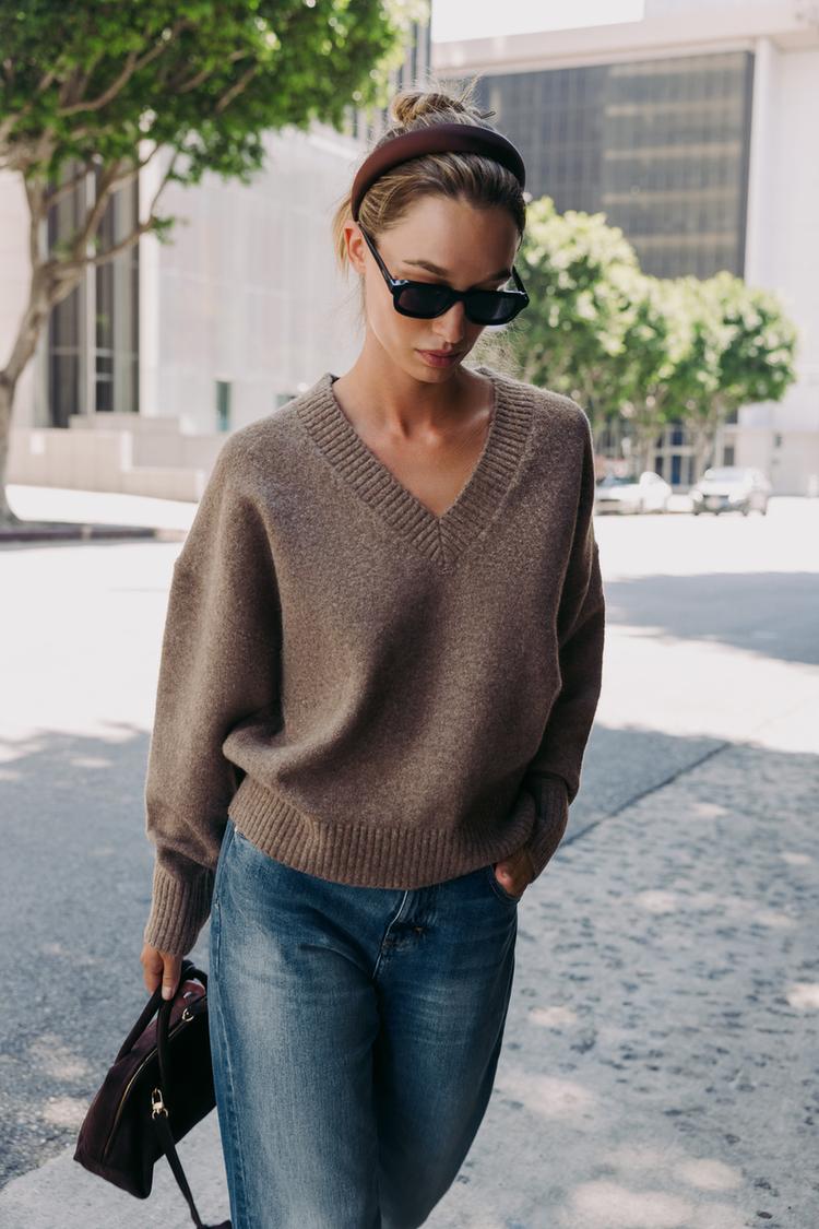 SOFT KNIT V-NECK SWEATER.