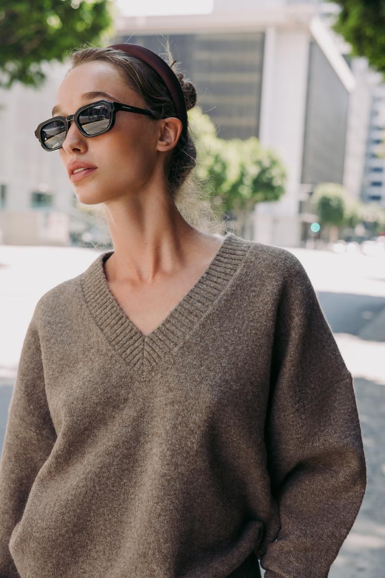 SOFT KNIT V-NECK SWEATER.