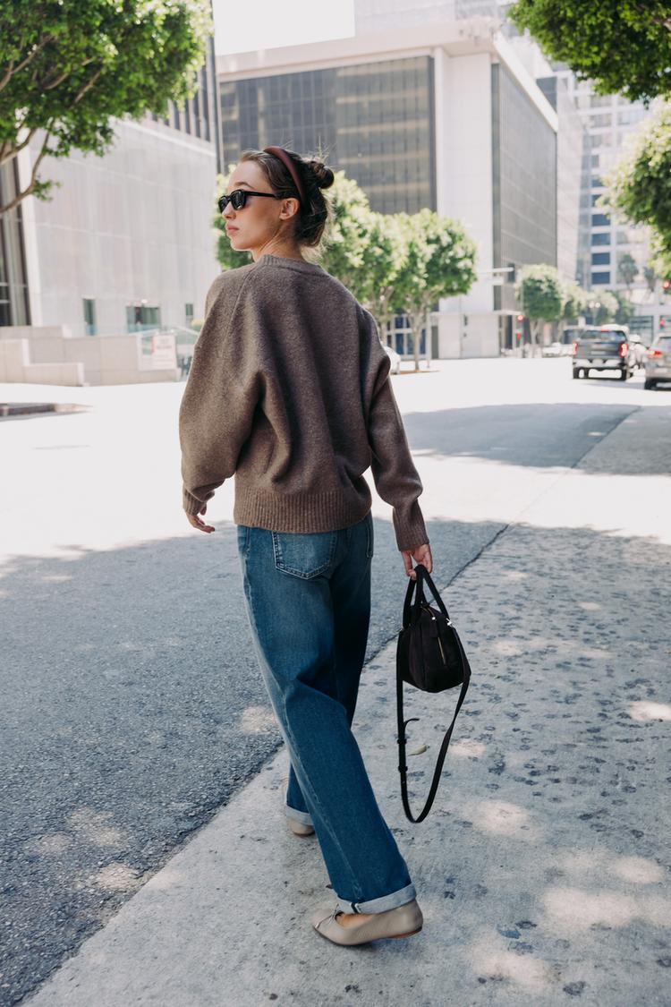 SOFT KNIT V-NECK SWEATER.