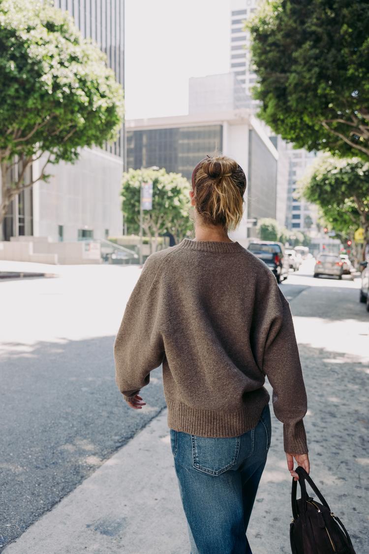 SOFT KNIT V-NECK SWEATER.