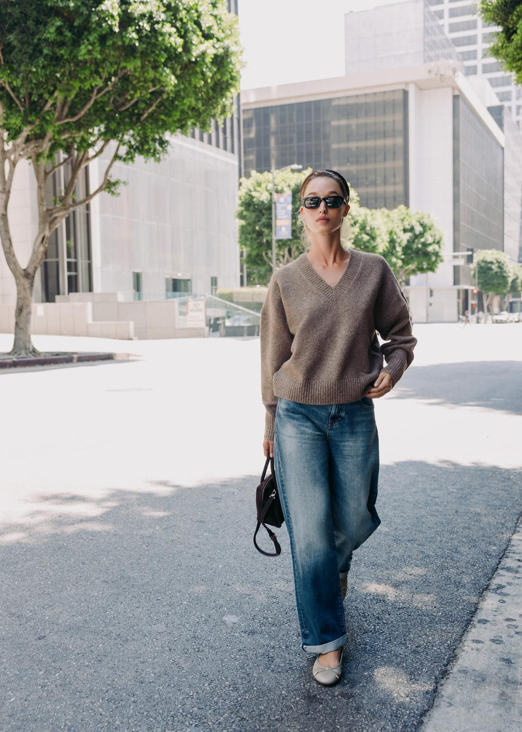 SOFT KNIT V-NECK SWEATER.