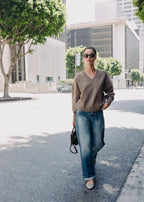 SOFT KNIT V-NECK SWEATER.